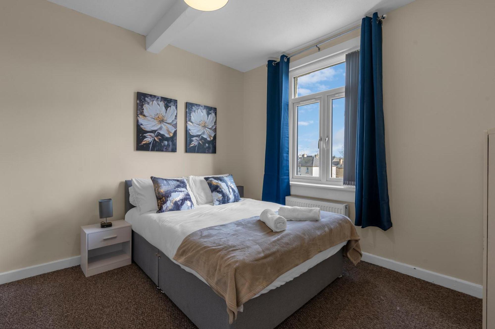 2 Bedroom In With 2 Free Parking Spaces Apartment *