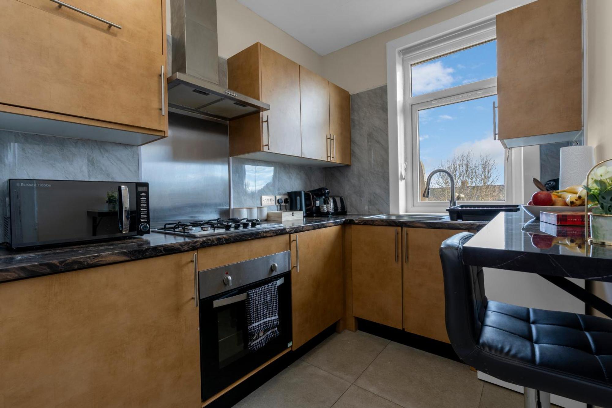 Apartment 2 Bedroom In With 2 Free Parking Spaces *