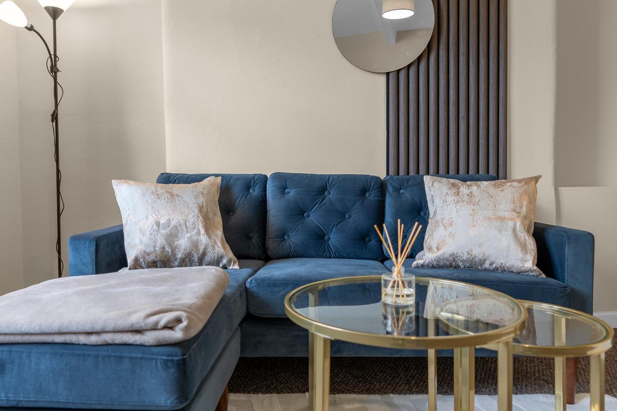 2 Bedroom In With 2 Free Parking Spaces Apartment *
